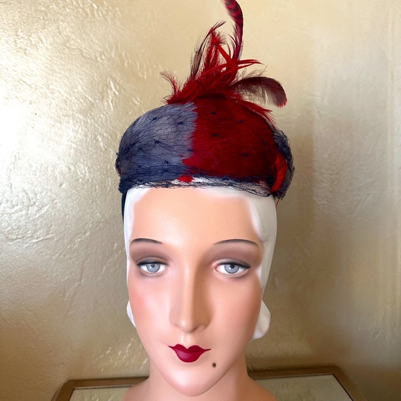 SMART 1930s' DARK COBALT BLUE FELT HAT + BLUE/RED/BURGUNDY FEATHERS & NAVY VEIL